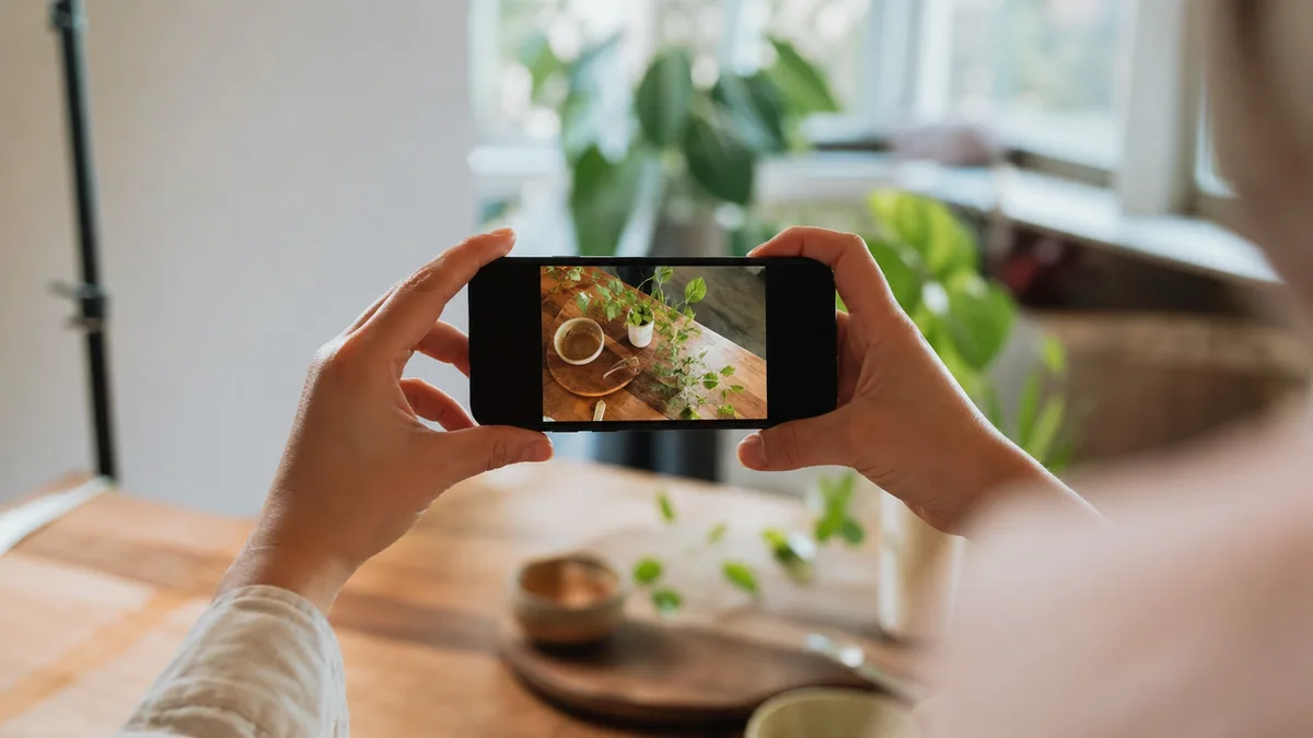 Smartphone affichant un profil Instagram professionnel avec calendrier de contenus et statistiques de communication