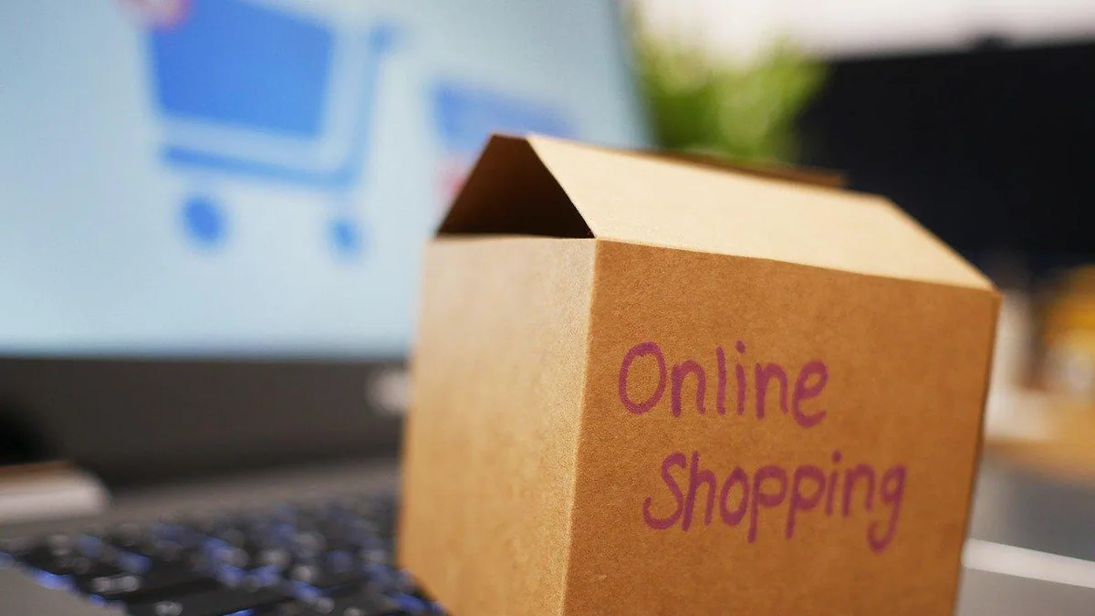 Entrepreneur analysant les statistiques de trafic et les ventes de sa boutique en ligne sur ordinateur
