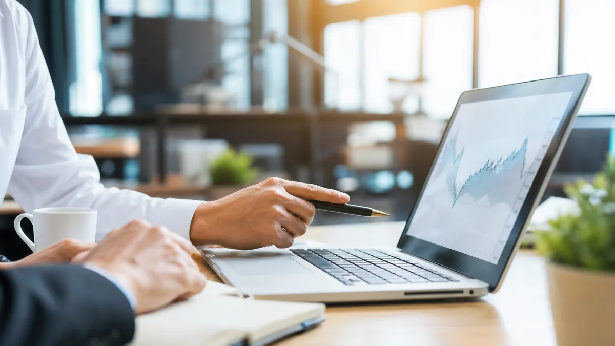 Consultant SEO analysant les performances et mots-clés d’un site sur un ordinateur