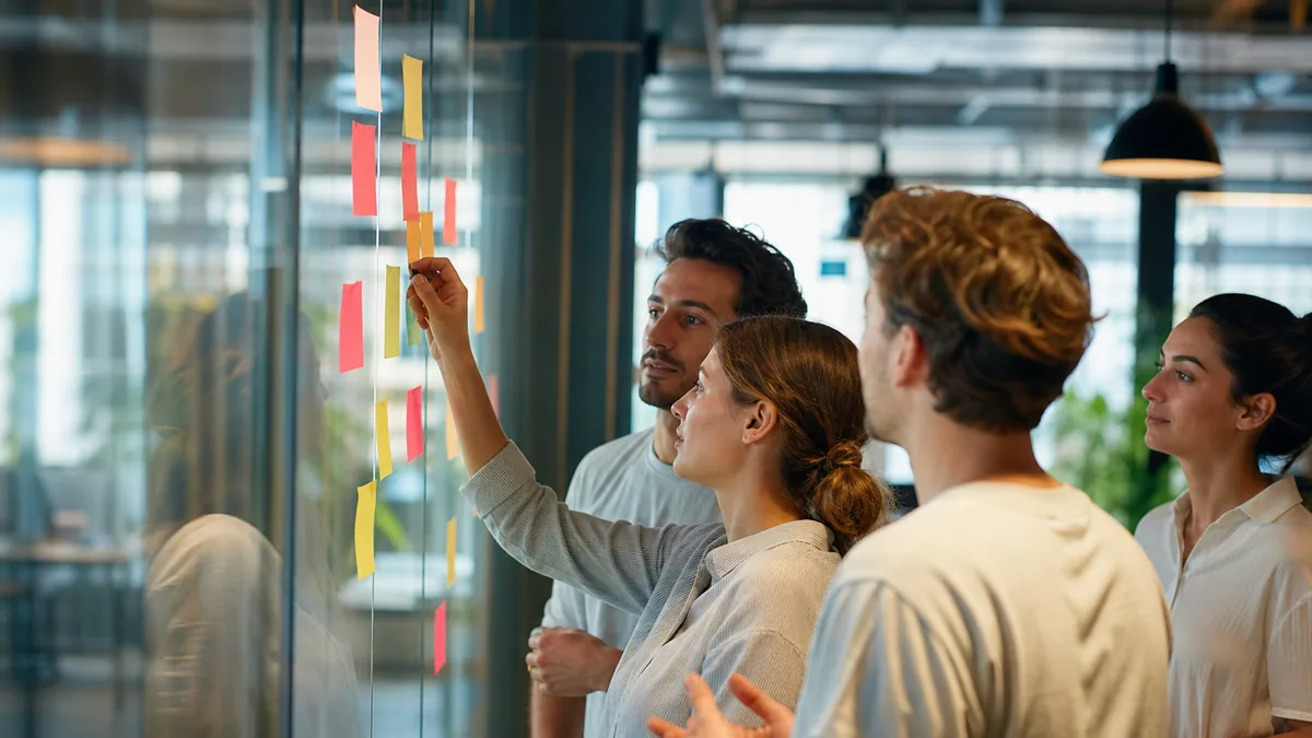 Équipe de jeunes entrepreneurs préparant une stratégie de communication devant un ordinateur portable
