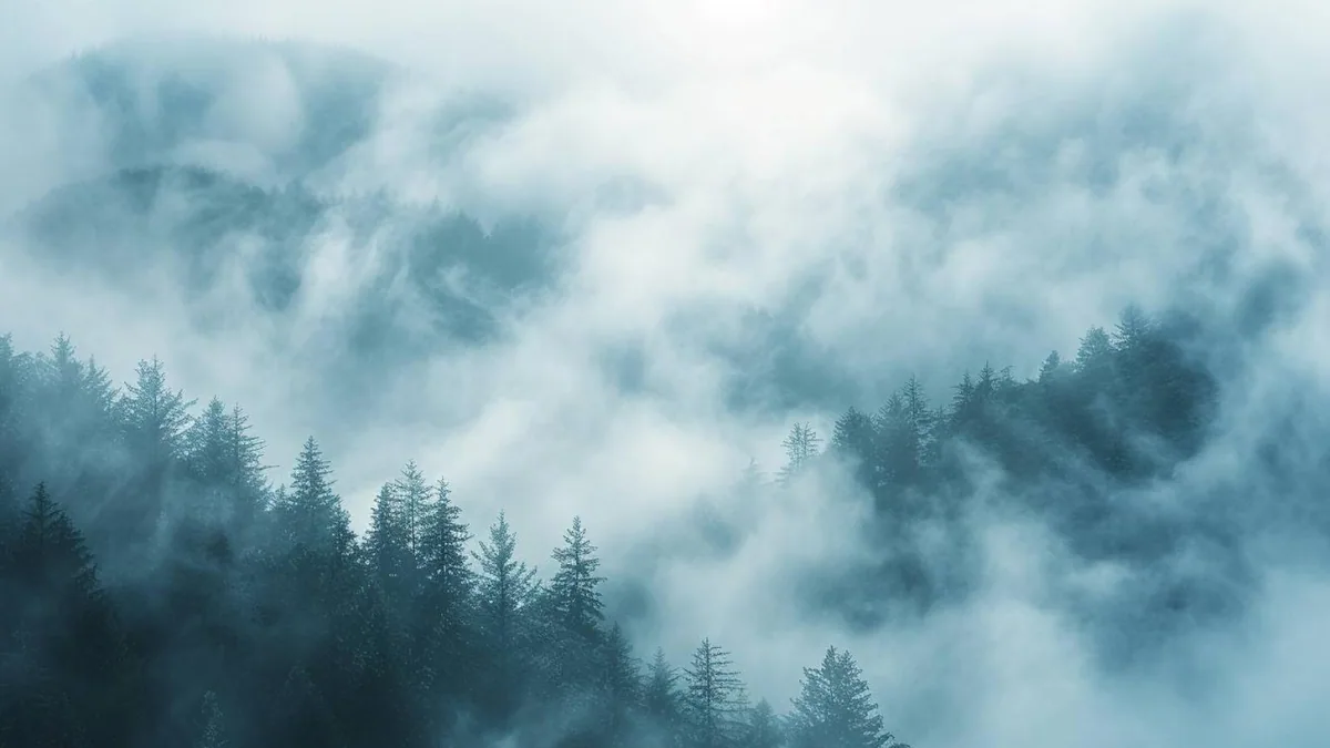 Cumulus se développant au-dessus d’un relief sous un ciel bleu, signe d’une ascendance d’air humide