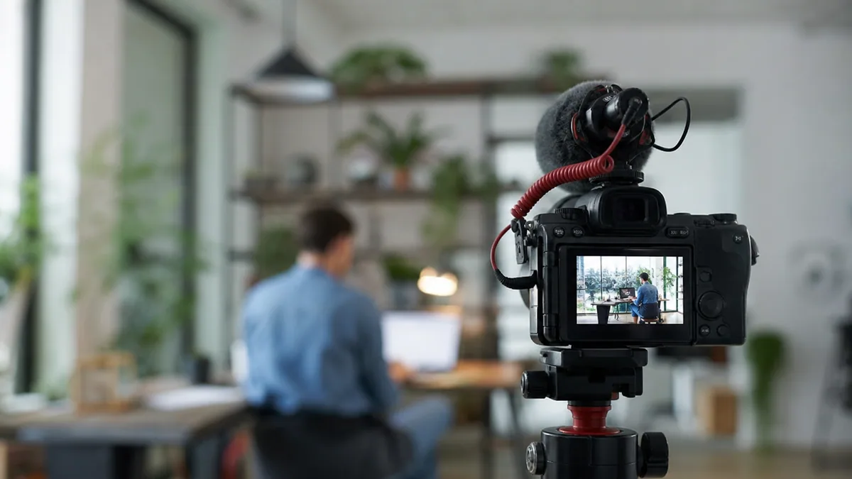 Entrepreneur filmant une présentation produit pour la chaîne YouTube de son entreprise