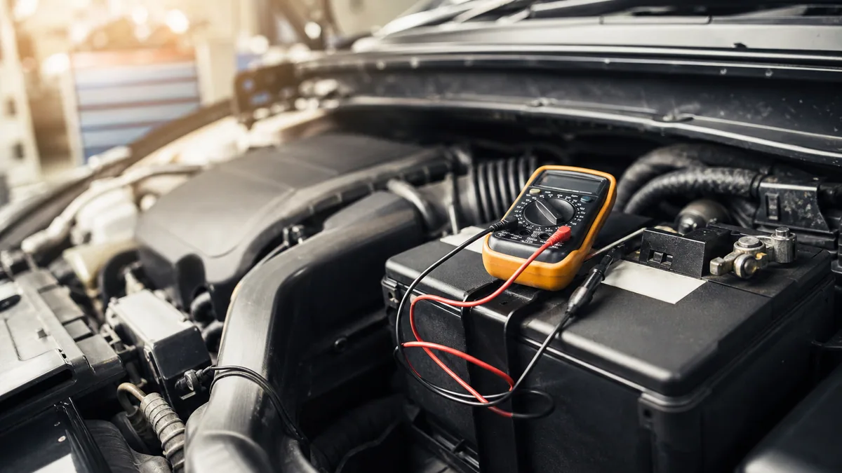 Câbles de démarrage branchés sur la batterie d'un moteur de voiture pour un test