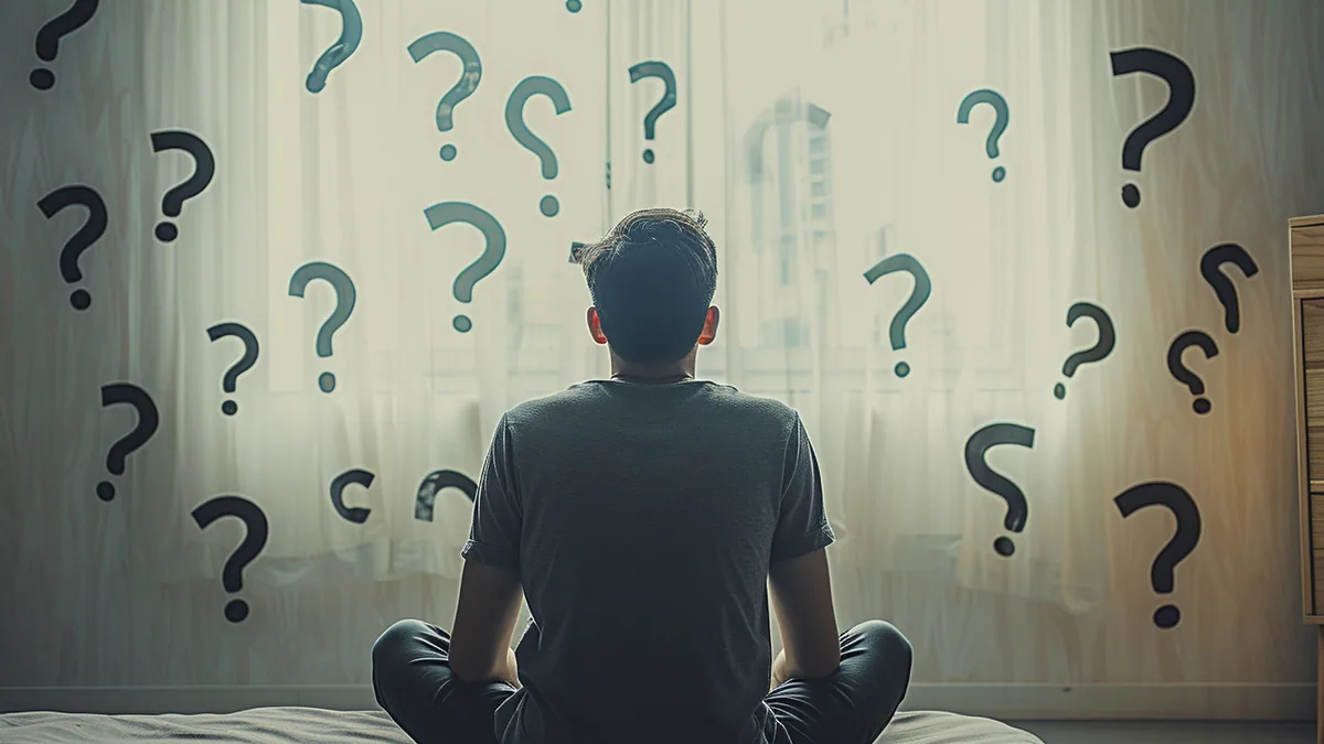 Personne assise face à des silhouettes floues, illustrant le sentiment d’hostilité sociale