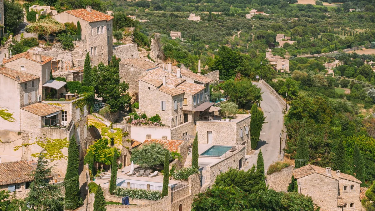 Ruelles pavées et maisons de pierre d’un village perché des Alpes-Maritimes dominant les collines