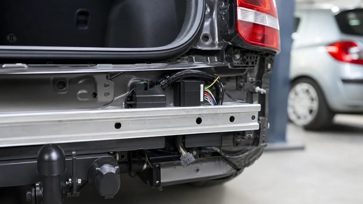 Prise 13 broches d’un attelage raccordée à une voiture électrique avec remorque