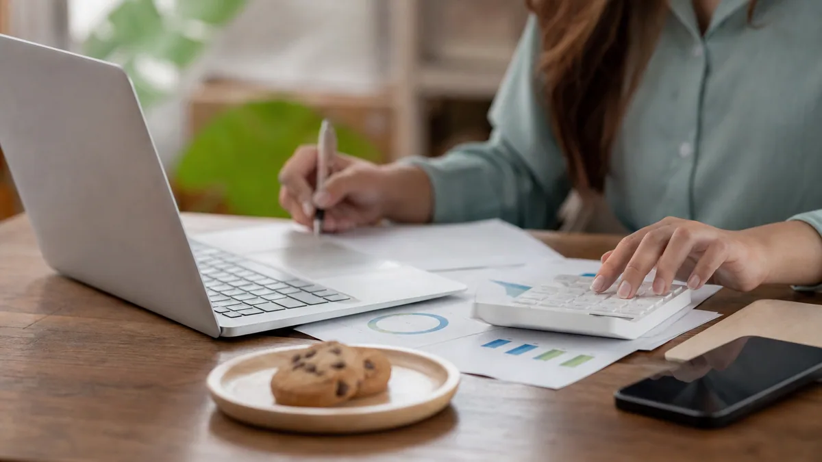 Dasbor data pelanggan dengan grafik analitik, daftar segmen audiens, dan ikon privasi digital