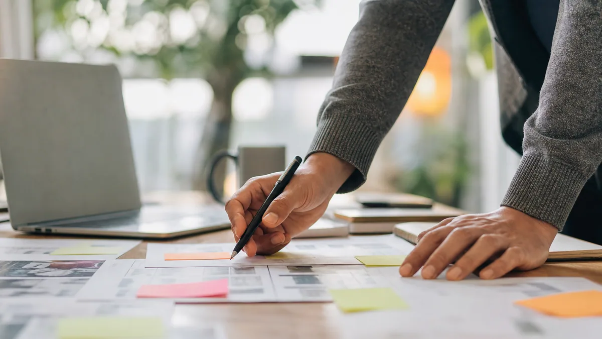 Équipe marketing planifiant une stratégie de contenu sur ordinateur avec calendrier éditorial et graphiques