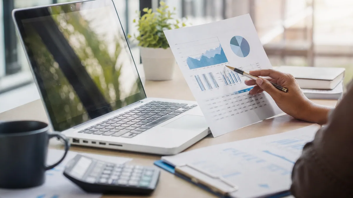 Dasbor analitik toko online menampilkan funnel konversi dan segmentasi audiens