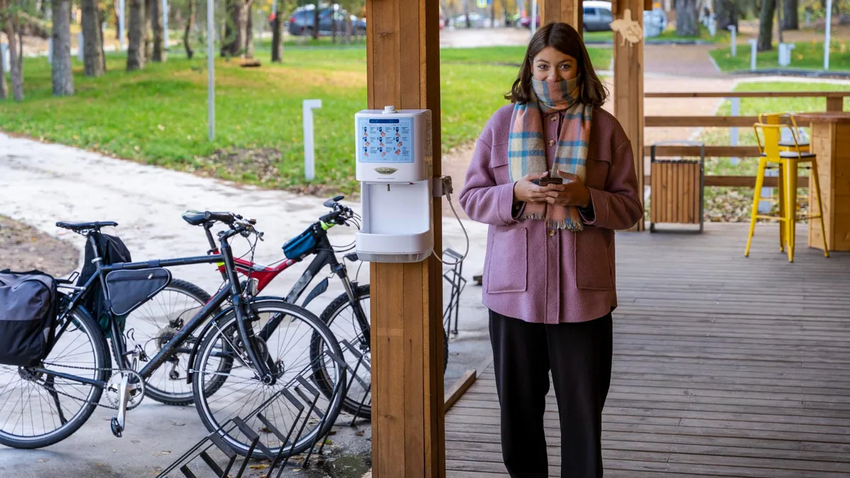 Abribus connecté avec écran d’information, éclairage intelligent et borne de recharge dans une rue urbaine