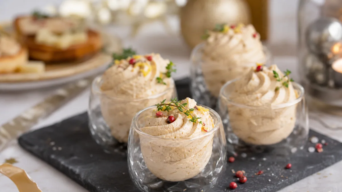 Verrines de mousse de foie gras aérienne garnies de pain brioché et de poivre rose