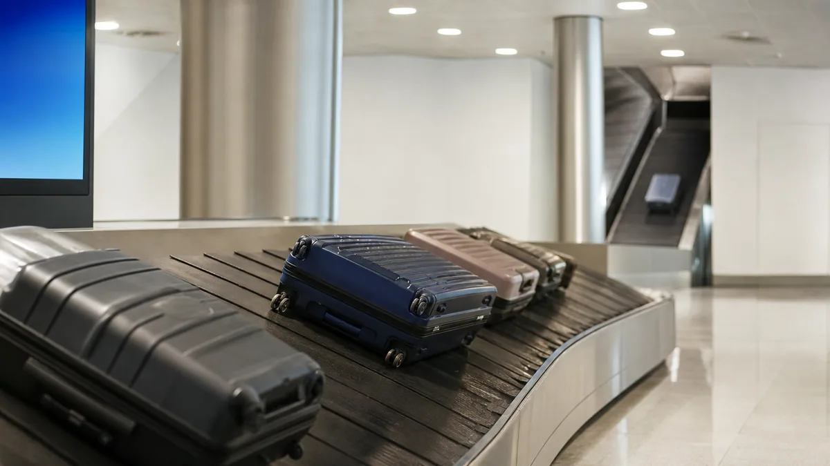 Tapis à bagages dans un aéroport avec des valises qui défilent