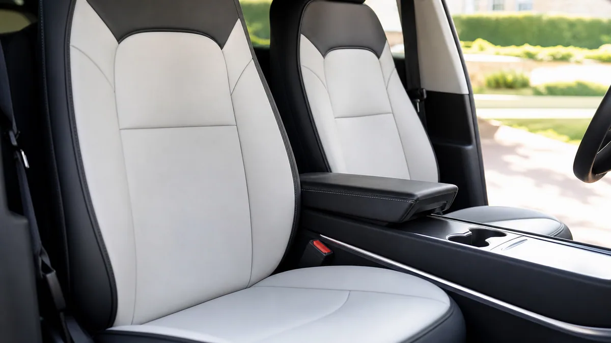 Habitacle Tesla avec protections textiles amovibles ajustées sur les sièges avant et la banquette arrière