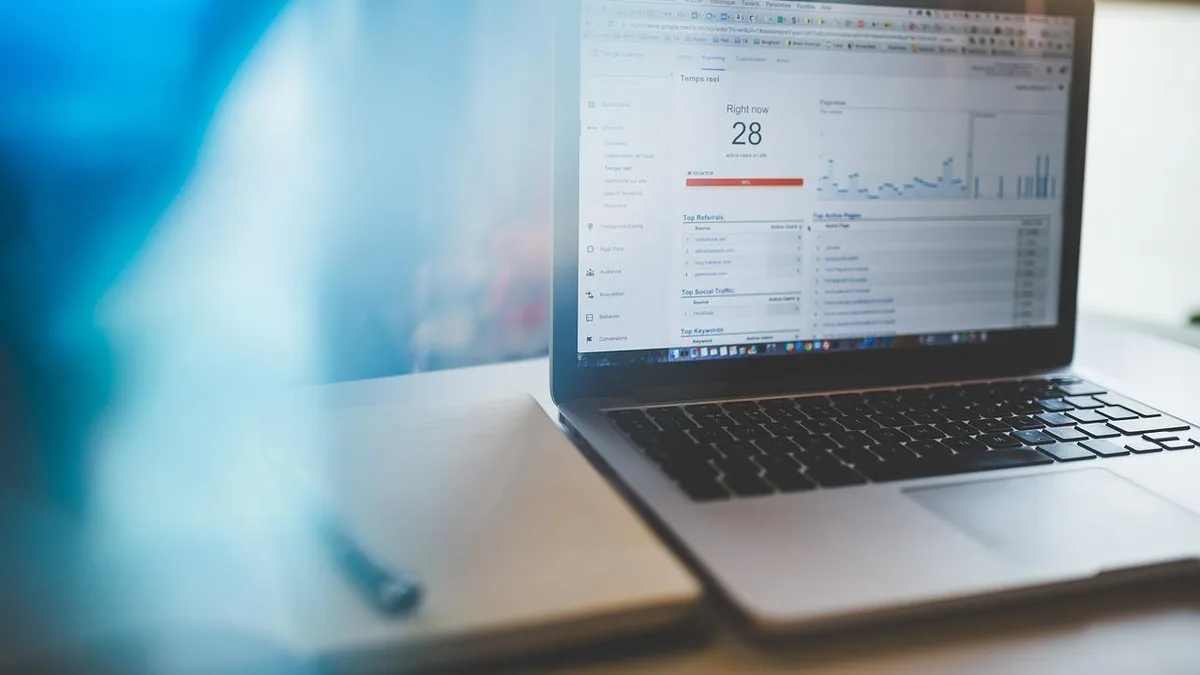 Tableau de bord d’analyse web affichant trafic, sources de visiteurs et taux de conversion sur ordinateur