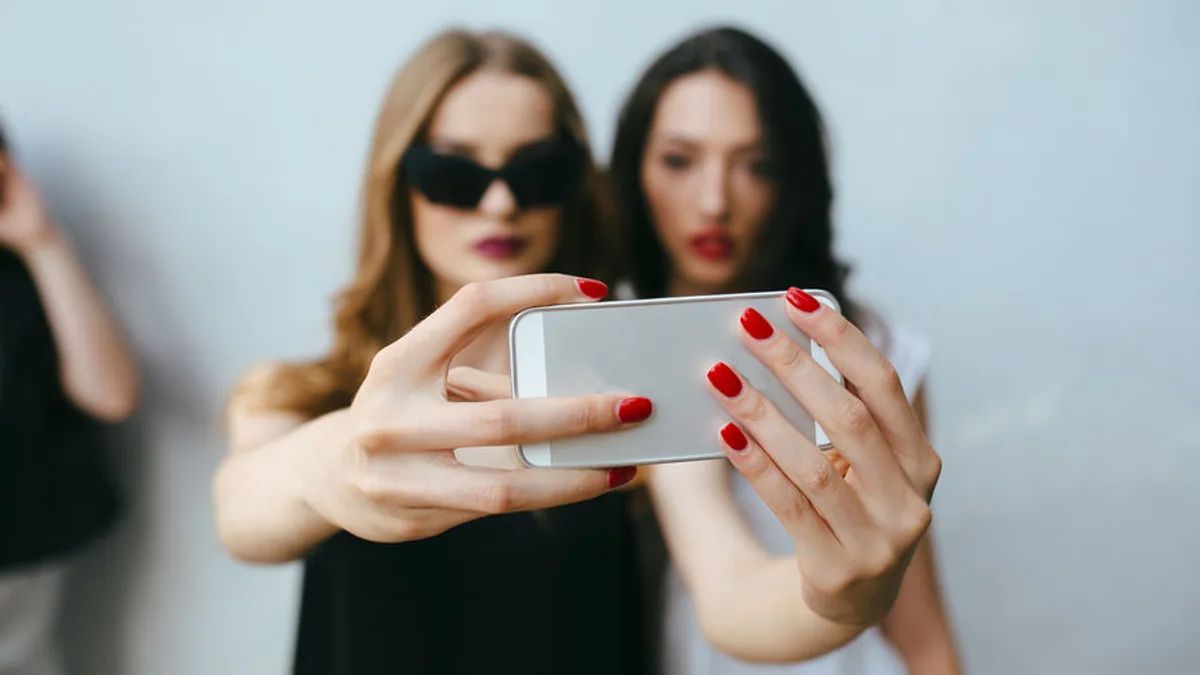 Smartphone affichant une diffusion Instagram en direct et des messages photo éphémères