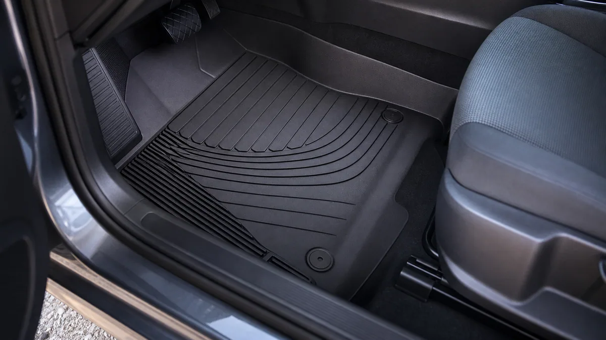 Tapis de sol conducteur fixé aux ancrages d’une voiture, dégagé autour des pédales