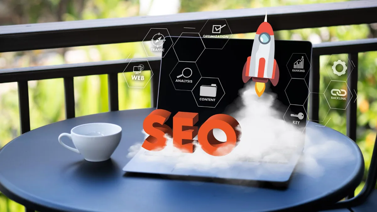 Consultant SEO analysant les performances d’un site et des graphiques de trafic sur un ordinateur