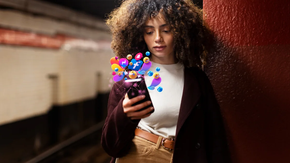 Smartphone affichant un SMS promotionnel et tableau de bord de campagne marketing