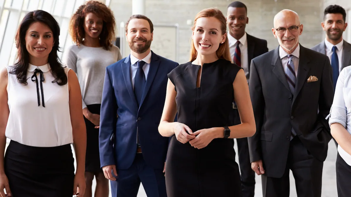 Écran d’ordinateur affichant un profil de réseau social professionnel et des connexions entre utilisateurs