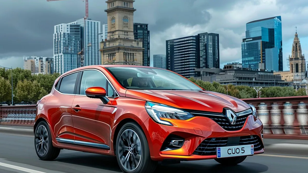 Renault Clio 5 restylée vue de trois quarts avant, garée en ville